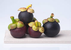 山竹水果和截面显示的厚厚的紫色皮肤
