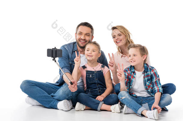 在智能手机上的家庭以自拍照 