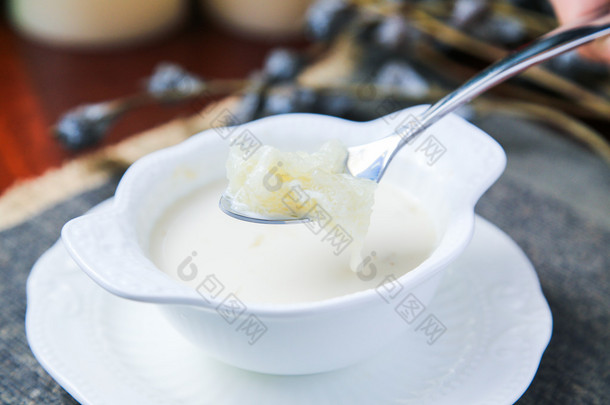 Salanganes 或白色在亚洲杯中的鸟巢的甜汤