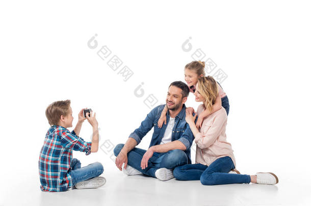 男孩对他的家庭照片