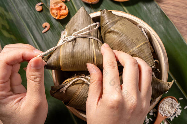 宗子，女人在木桌上吃蒸饭饺子，端午节食物，闭合，复制空间，顶视图，平铺