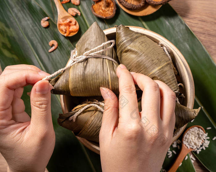 宗子，女人在木桌上吃蒸饭饺子，端午节食物，闭合，复制空间，顶视图，平铺