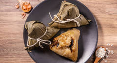 宗子，蒸饭饺子放在木桌竹叶上，端午节食物，闭合，复制空间，顶视图，平铺