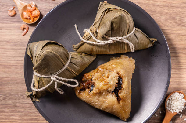 宗子，蒸饭饺子放在木桌竹叶上，端午节食物，闭合，复制空间，顶视图，平铺