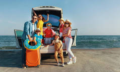 幸福大家庭在夏天汽车旅行旅行的轿车上