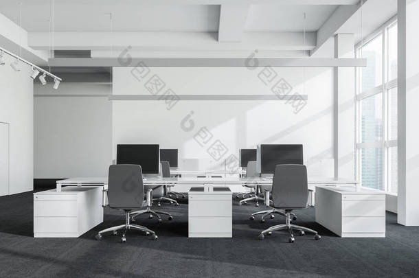 开放式办公室的内部, 有<strong>白色</strong>的墙壁, 铺有<strong>地毯</strong>的地板, 大窗户, 一排排<strong>白色</strong>的电脑桌子, 有灰色的椅子和原来的吊灯。3d 渲染