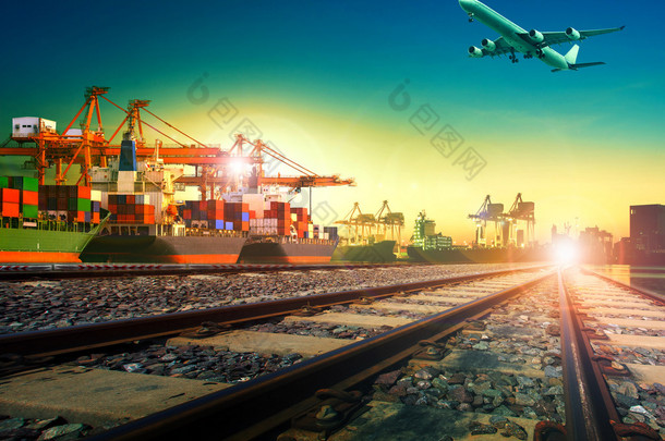铁路<strong>运输</strong>在航运港口和货运飞机的导入导出