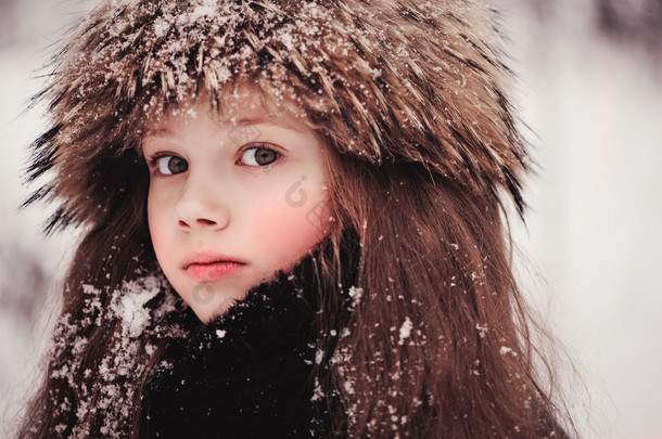 快乐的梦幻孩子小女孩走在下雪的冬天森林