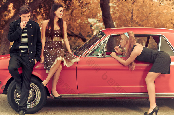 60 年代或五十年代风格图像年轻人与车