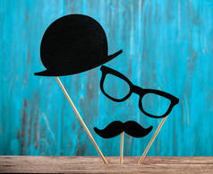照片亭道具帽子, 眼镜, 胡子在绿松石背景