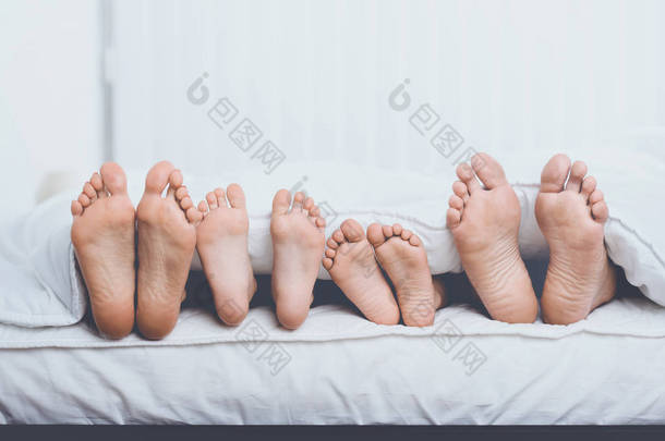 在床下关闭家庭显示脚