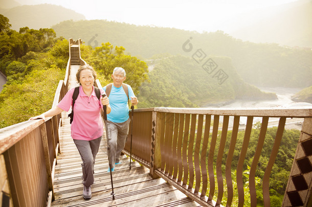 幸福的亚洲高级夫妇在山上<strong>徒步旅行</strong>