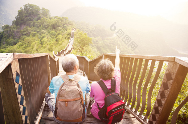 幸福的高级夫妇在山上<strong>徒步旅行</strong> 