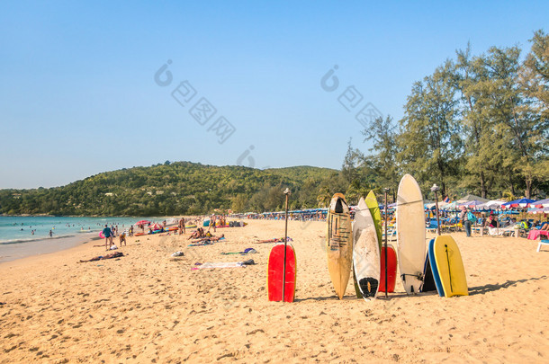 冲浪板在热带的海滩-在晴朗的一天变得面目全非的泛型人在海边放松肌肉极限运动身体板