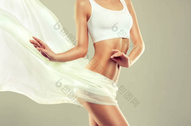 完美而苗条的年轻女子身材.运动、健身、整形手术和美容术的一个例子.