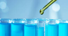 在实验室里，一位科学家带着长笛分析彩色液体，提取试管中的DNA和分子。概念：研究、生物化学、自然、医药