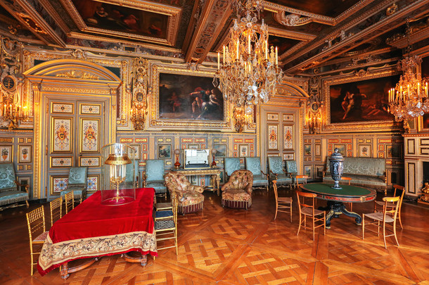 法国凡尔赛-2014 年 5 月 26 日 ︰ 凡尔赛 palacenear 巴黎。凡尔赛宫是一座<strong>皇家</strong>城堡。它被添加到教科文组织世界遗产名单