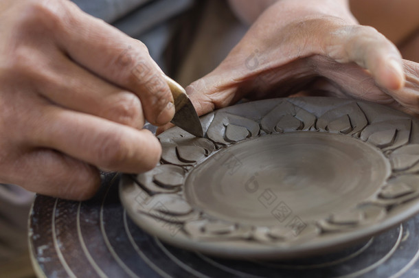 雕刻粘土制作陶器