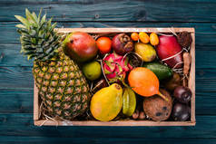 热带水果装在木箱里.木瓜、龙果、羊肉、罗望子、仙人掌果、鳄梨、格拉纳地拉、木薯、苦瓜、芒果、芒果、西番莲、椰子.