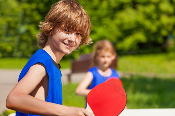 男孩和女孩在一起打乒乓球外