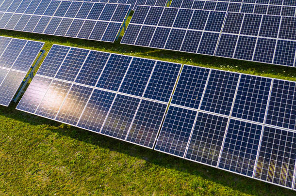 新能源，太阳能电池板，替代能源。太阳能光伏板鸟瞰图