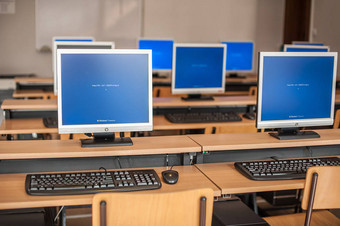 张行计算机教室或其他教育机构中的照片图片