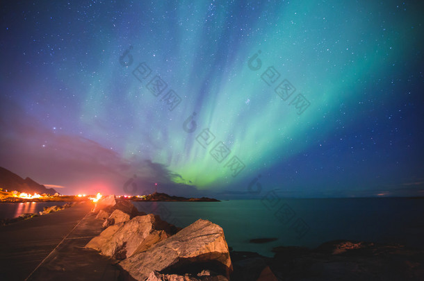 美丽的图画，大量五颜六色的充满活力的北极光，极光，也知道作为北极光在夜空中在挪威罗弗敦群岛上空