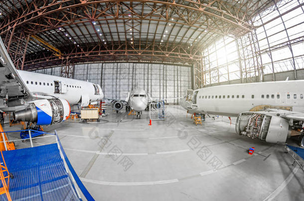 机场机库发动机和机身维修三架客机.