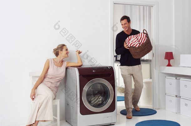女人和男人洗衣服