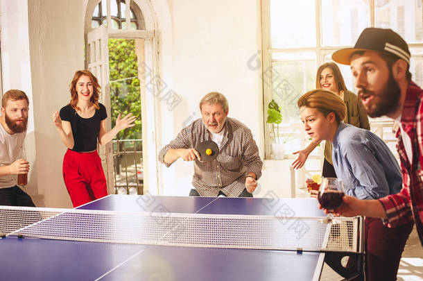 一群快乐的年轻朋友打<strong>乒乓球乒乓球</strong>