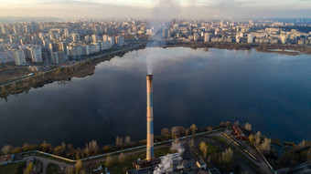 垃圾焚化炉。有烟道的废物焚化炉厂。工厂对环境的污染问题.图片
