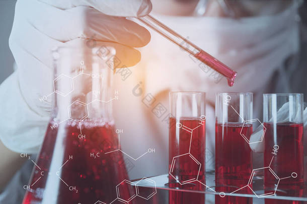 具有用于分析、医疗、制药和科学研究概念的液体<strong>玻璃</strong>实验室化学试管的研究人员.