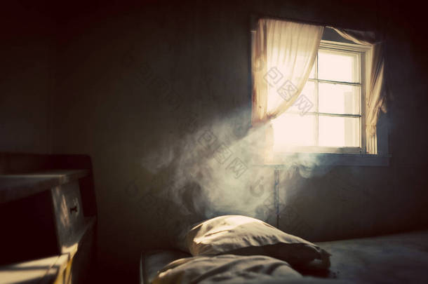 老式旧的被遗弃的卧室<strong>处</strong>理由一个敞开的窗户，窗帘拉着点燃的烟