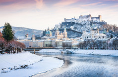 美丽的景色与霍亨萨尔斯堡要塞和河 salzach 在冬季、 萨尔茨堡州、 奥地利的萨尔茨堡天际线