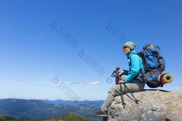 在夏天在晴朗的一天在山里徒步旅行.