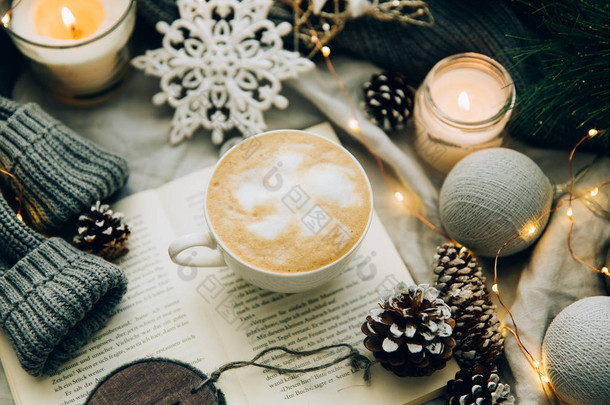 咖啡杯, 书, 圣诞装饰品和保暖针织毛衣。温馨的冬家早假日。<strong>平躺</strong>