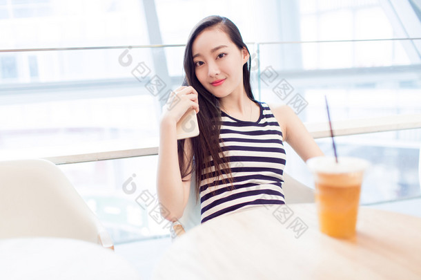 女孩坐在咖啡店里