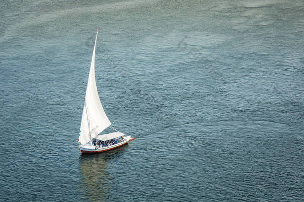 三桅帆船在埃及的阿斯旺附近尼罗河上快速