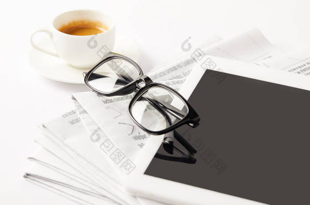 眼镜, 咖啡杯, 数码片和成堆的报纸, 白色
