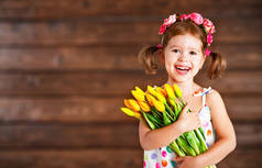 一束黄色郁金香在窝上快乐的笑孩子女孩
