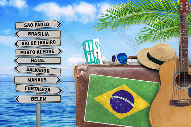夏季旅游与旧手提箱和巴西镇标志的概念