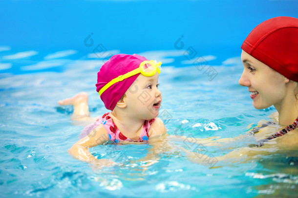 婴儿<strong>游泳</strong>