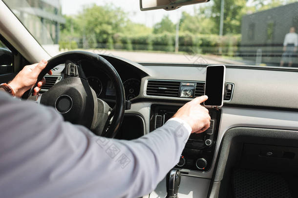 商人驾驶汽车时使用智能手机的截图  