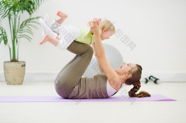 <strong>健康</strong>的母亲和婴儿做体操