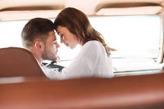 一对闭着眼睛的漂亮情侣要在车里接吻