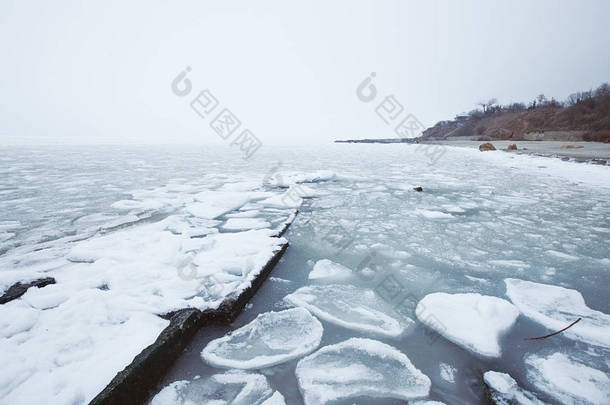 冬季冰冷的大海.