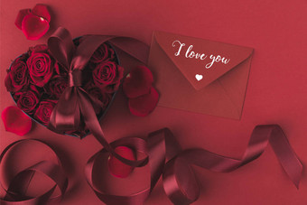 顶部的玫瑰在心形礼品盒与丝带和信封隔离红色, st 情人节假期概念图片