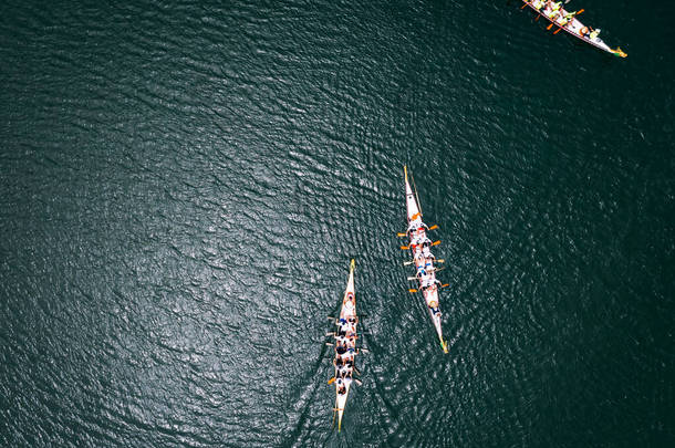 龙舟竞赛在湖上的俯瞰
