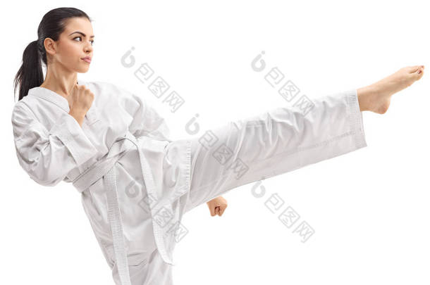 在白色背景下练习武术的年轻女子