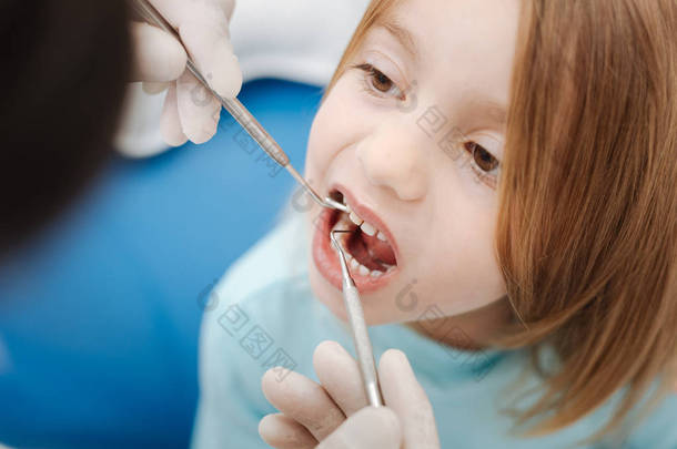 检查病人牙齿整齐熟练牙医